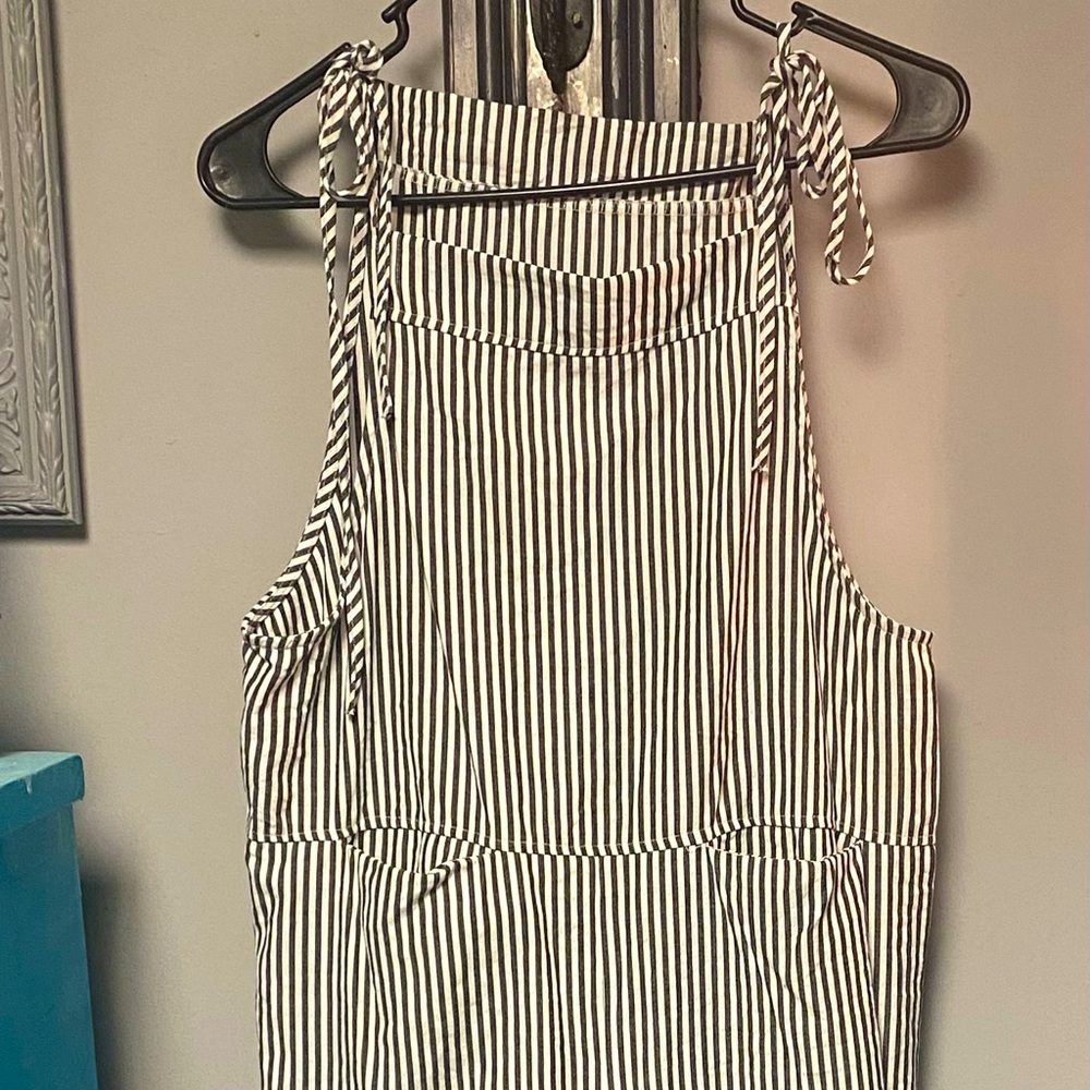 Universal Thread jumper ties at the shoulders,2 front pockets